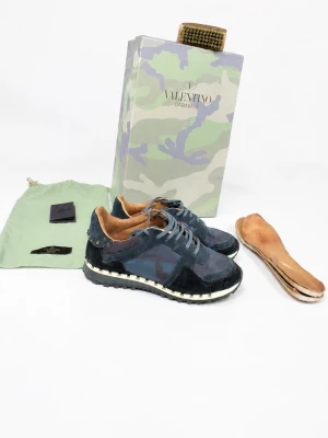 Valentino rockrunners i mocka och textil - Säljer nu mina valentino rockrunners rockstuds allt og följer med👟                                                       Exklusiv och eftertraktad modell💸                              Extra sulor följer med samt extra borste          Släng gärna ett bud men endast seriösa                    Tveka inte om du har frågor eller funderingar!