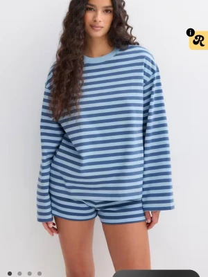 Blå randigt pyjamas-set från Gina Tricot  - Ett superfint och eftertraktat pyjamas-set! Helt slutsålt. Använd endast 2 gånger och har tvättats 1 gång i tvättmaskin. Köptes för 380kr tillsammans. Båda delarna är i storlek S🩵