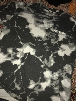 Svartvit t-shirt från FSBN - Säljer en svartvit t-shirt från FSBN med trycket 'Fearless Connection' på bröstet. T-shirten har ett unikt batikliknande mönster och är tillverkad i mjuk bomull. Perfekt för dig som vill sticka ut med en cool och trendig stil.