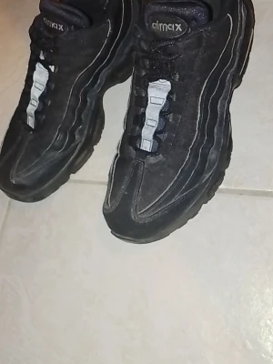 Svarta Air Max 95 sneakers - Nike air max 95, Skick 7/10 de har använts och tagit lite skador men de funkar å är fräscha. Säljes för schysst för ärligt pris och köparen står för frakten Mvh