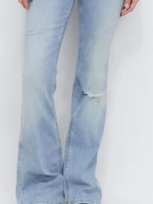 Ljusblå bootcut jeans med slitningar - Säljer ett par ljusblå bootcut jeans med slitningar vid knäna och lätt tvättad look. Jeansen har klassiska fem fickor och utsvängda ben. Perfekta för en avslappnad och trendig stil.