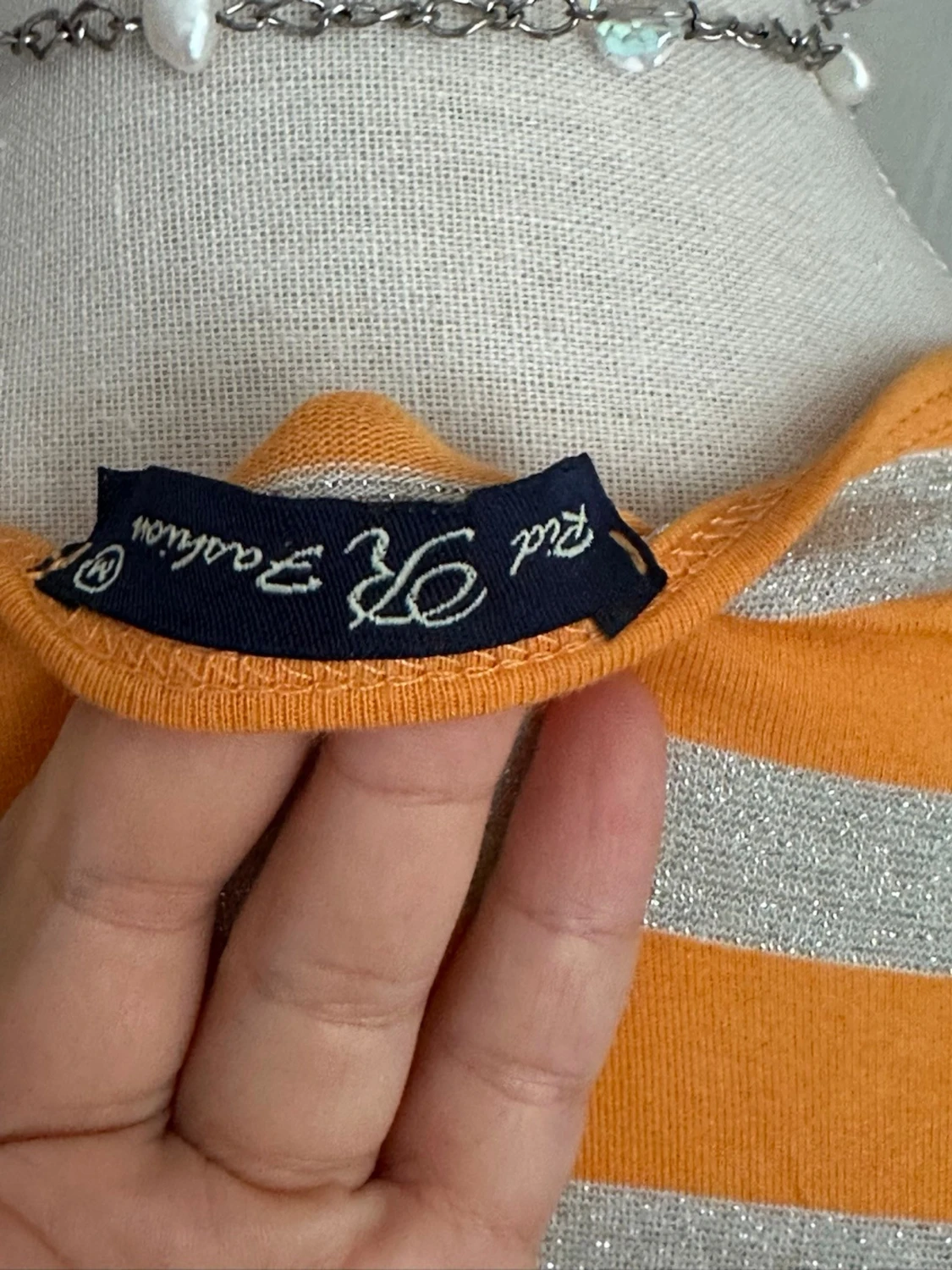 Randig topp med v-ringning och knappar - 3