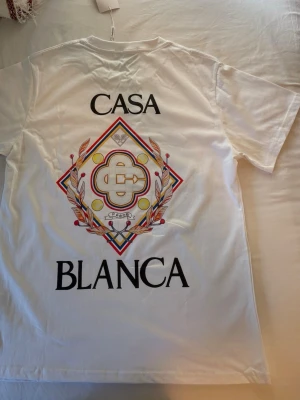 Vit CasaBlanca t-shirt  - •Skick: 10/10, helt ny • Storlek: M,L•(öppen för bud 💬)  Skicka DM för fler bilder eller info! 🫱🏾‍🫲🏽