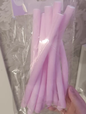 Rosa mjuka böjbara hårspolar - Säljer ett paket med flera rosa mjuka böjbara hårspolar. Perfekta för att skapa lockar utan värme. Tillverkade i skumgummi med vita ändar. Lätta att använda och skonsamma mot håret.