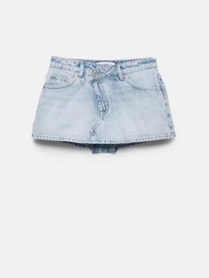 Ljusblå jeanskjol - Säljer min ljusblåa jeanskjol som är från pull and bear. Den är i storlek 34