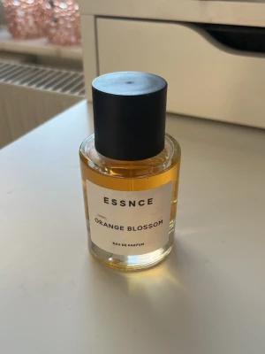 ESSNCE Orange Blossom parfym -  Eau de Parfum från ESSNCE med doft av orange blossom. Skulle uppskatta minst 90% kvar. 