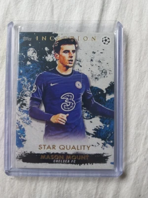 Fotbollskort Mason Mount Chelsea FC - Unikt samlarkort från Topps Inception med Mason Mount i Chelsea FC. Kortet har blå och vita färger, guldtext och är skyddat i plastficka. Perfekt för dig som gillar fotboll och samlar på sportkort.