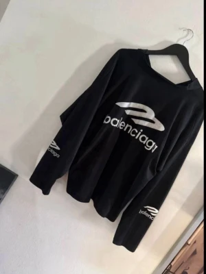 Black Oversized Long Sleeve Sweatshirt – Unisex - Upgrade your wardrobe with this stylish oversized long-sleeve sweatshirt in classic black. Made from soft and comfortable fabric, it’s perfect for everyday wear. Features a bold front graphic, relaxed fit, and ribbed cuffs for a modern streetwear look.