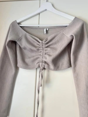 Beige croppad ribbad topp med snöring - Nelly trend light grey top, size xs