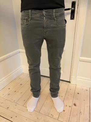 Grå Replay Anbass Jeans - Hej, säljer dessa grå Replay Anbass jeans, slim fit modell! Storlek W32, L32. Står att de är W29, men sitter mer som W32. Fint skick. Hör av er vid funderingar och kolla gärna in mina andra annonser!