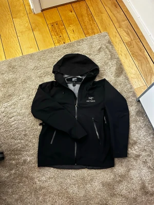 Svart vindjacka från Arc'teryx - Sjuuuuuk Arc’teryx beta lt jacka, in princip ny, använd ett fåtal gånger. Passar både M och S. Köptes på vinted kan ej bevisa äkthet/har inte kvitto. Dm vid frågor :) Även villig att gå ner lite i pris 🤔