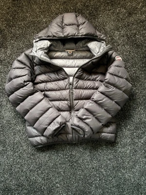 Colmar jacka - Artikelbeskrivning Tjena! Nu säljer jag denna feta colmar jacka i otroligt bra skick, inga synliga skador | skick: 8/10 | strl:14 Y(166cm) | Ny pris ca 3500kr I mitt pris 1100 kr🔥 I skriv för ytterligare frågor Mvh Max