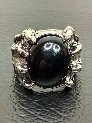 Vintage Gothic Statementring med Svart Konststen – Dark Alternative Style Goth Rock Punk Witchy - Kraftfull statementring med svart konststen och kloliknande detaljer i silverfärgad metall. Perfekt för dig som gillar goth, punk, metal, biker eller alternativ stil. Unisexmodell. Mått: höjd ca 2,2 cm, innerdiameter ca 2,2 cm. Fint skick. Jag erbjuder bundlerabatt vid köp av flera föremål.