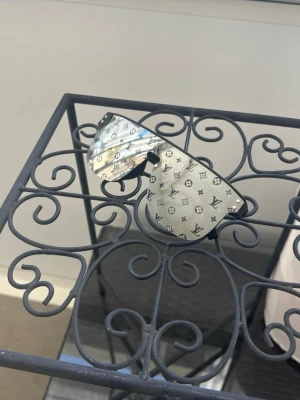 Silvriga monogram solglasögon - Spejsade solglasögon med spegelblanka, silvriga glas och ett all-over monogrammönster. Sköldformad design som täcker bra och ger en futuristisk vibe. Perfekta för dig som vill sticka ut och addera lite lyx till din look.