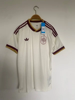 Vit Spanien Adidas fotbollströja - Säljer en helt ny 2026 spansk fotbollströja med prislappar. PRISET KAN JUSTERAS