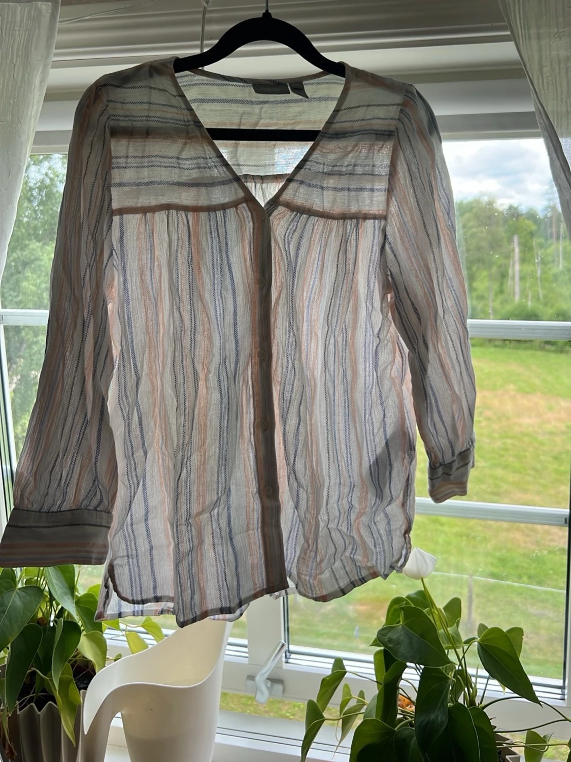Randig tunn blus med v-ringning