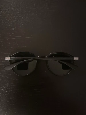 Ray-ban - Svarta ray bans med spegelglas, bra skick, få defekter 