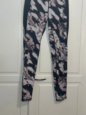 Leggingsit S - Kuviolliset leggingsit. Logo kulunut jonkun verran pois. Vyötäröllä kiristysnauhat ja avaintasku. Ei löydy kokomerkintää, mutta ollut noin S kokoiselle hyvät. Vyötärön leveys n 32cm, haara-lahje n 72cm. Eläintalous MMM Katsothan myös muut ilmoitukseni Tarjoa 