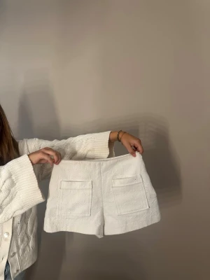 Zara shorts - Säljer dessa så snygga shorts ifrån Zara. Fickorna är framme! Storlek 36. Använt 2 gåtner