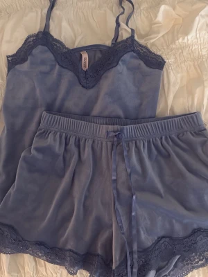 Hunkemöller pyjamasset - Säljer ett pyjamasset i sammet med spetskanter från Hunkemöller som aldrig kommit till användning. Shortsen har även lappen kvar från sig men kommer inte ihåg när de köptes. Båda delarna är i S!💙