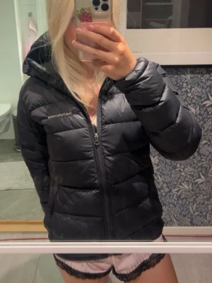 Svart pufferjacka från Peak Performance - Den är i bra skick med inga defekter. Storlek M. Hör av er vid funderingar!💕
