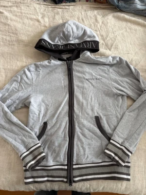 Grå hoodie från Armani Jeans - Vintage Armani Jeans hoodie. Storlek M, jag är 181cm 