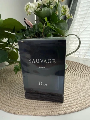 Dior Sauvage Elixir parfym - Dior Sauvage elixir fick det som en present på födelsedagen, testade den i kicks och gillade inte den