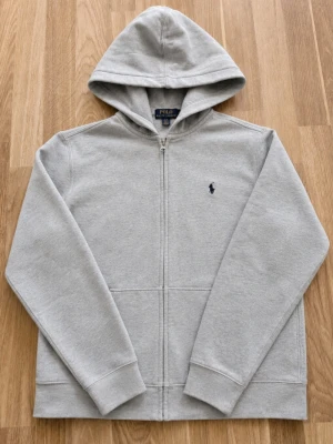 Ralph Lauren zip hoodie - Tjena, jag säljer en riktigt snygg Ralph Lauren zip hoodie😁 Den är i bra skick men har några skador (därav priset)☺️ Den är självklart äkta✅ Skicka om du har några frågor😄