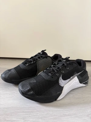 Nike treenikengät - NIKE METCON 7 Malli: CZ8280-010 Koko: 42,5 Ovh: 150e  Juuri pestyt.  kuntosali crossfit gym Postitus/nouto