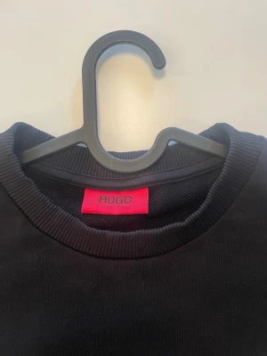 Hugo Boss Sweatshirt - Hugo Boss Sweatshirt i storlek M. Hör av er vid intresse, pris och fler bilder:) 