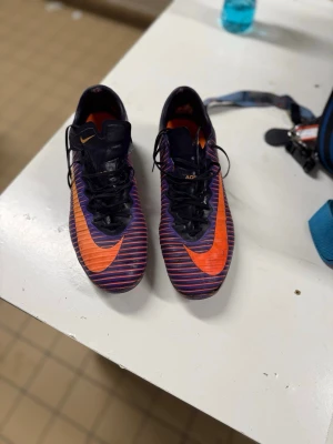 Nike Mercurial XI - Säljer ett par Nike Mercurial XI som är i använt skick men igen större skada än det som är på bilderna 