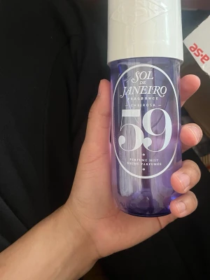 Sol de Janeiro Cheirosa 59 mist - Sol de Janeiro Cheirosa 59 Perfume Mist i en snygg lila plastflaska med vit kork. Doften har inslag av spring roses, vaniljorkidé, sockerlila och sandelträ. Perfekt för dig som gillar fräscha och blommiga parfymer. HELT NY!!
