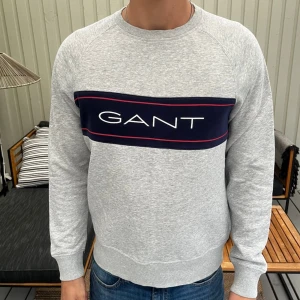 Gant tröja  - Säljer en helt ny GANT tröja I M som aldrig använts innan. Kvitto och box finns tyvärr inte kvar. Längdbredd: 64 cm. Axelbredd: 49 cm. Tröjan är i mycket gott skick och är redo för en ny användare. 