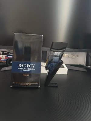 Bad Boy Cobalt parfym 45ml  - Bad Boy Cobalt från Carolina Herrera är en Eau de Parfum. Kan skicka fler bilder om det önskas. Pris kan diskuteras vid snabb affär😁