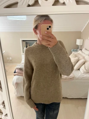 Stickad tröja med rund hals - En enkel och snygg brun stickad tröja med rund hals och långa ärmar. Tröjan har en rak passform och är gjord i ett mjukt, lite grovt garn som ger en avslappnad look. Perfekt till hösten!💗