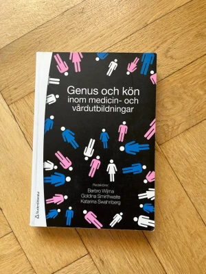 Genus och kön inom medicin- och vårdutbildningar - Kursbok med svart framsida och färgglada symboler i blått, rosa och vitt. Titeln är tydlig på omslaget och boken är inriktad på genus och kön inom medicin- och vårdutbildningar. Mjukt omslag och praktiskt format, perfekt för studenter inom vård och medicin.