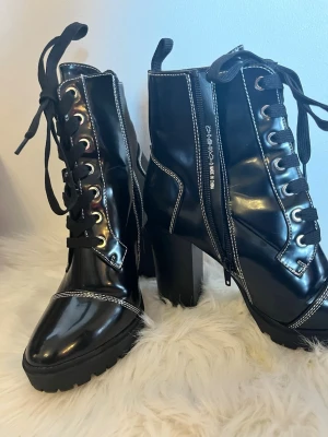 Snygga ankelboots 39 - Snygga skor i svart lack. Storlek 39. Oanvända.