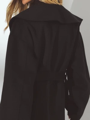 Svart trenchcoat med knytskärp - Stilren svart trenchcoat med bred krage och knytskärp i midjan. Fint tyg. Helt oanvänd från NA-KD.  Org pris 1199kr. Slutsåld på NAKD finns endast kvar i beige. 