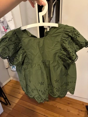 Topp från Zara - Söt grön topp från Zara i storlek S men passar även M