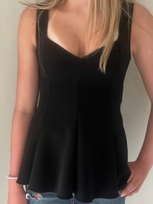 Svart topp från zara  - En helt oanvänd topp från Zara, prislappen kvar. Storlek S. skriv om ni vill ha mer bilder eller har frågor!