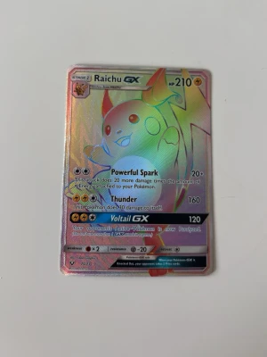 Raichu GX Pokémonkort holografiskt - Säljer ett holografiskt Raichu GX Pokémonkort med färgglad glansig yta. Kortet har attacker som Powerful Spark, Thunder och Voltali GX. Perfekt för samlare eller Pokémonfans som vill utöka sin samling. Hör av er!🫡