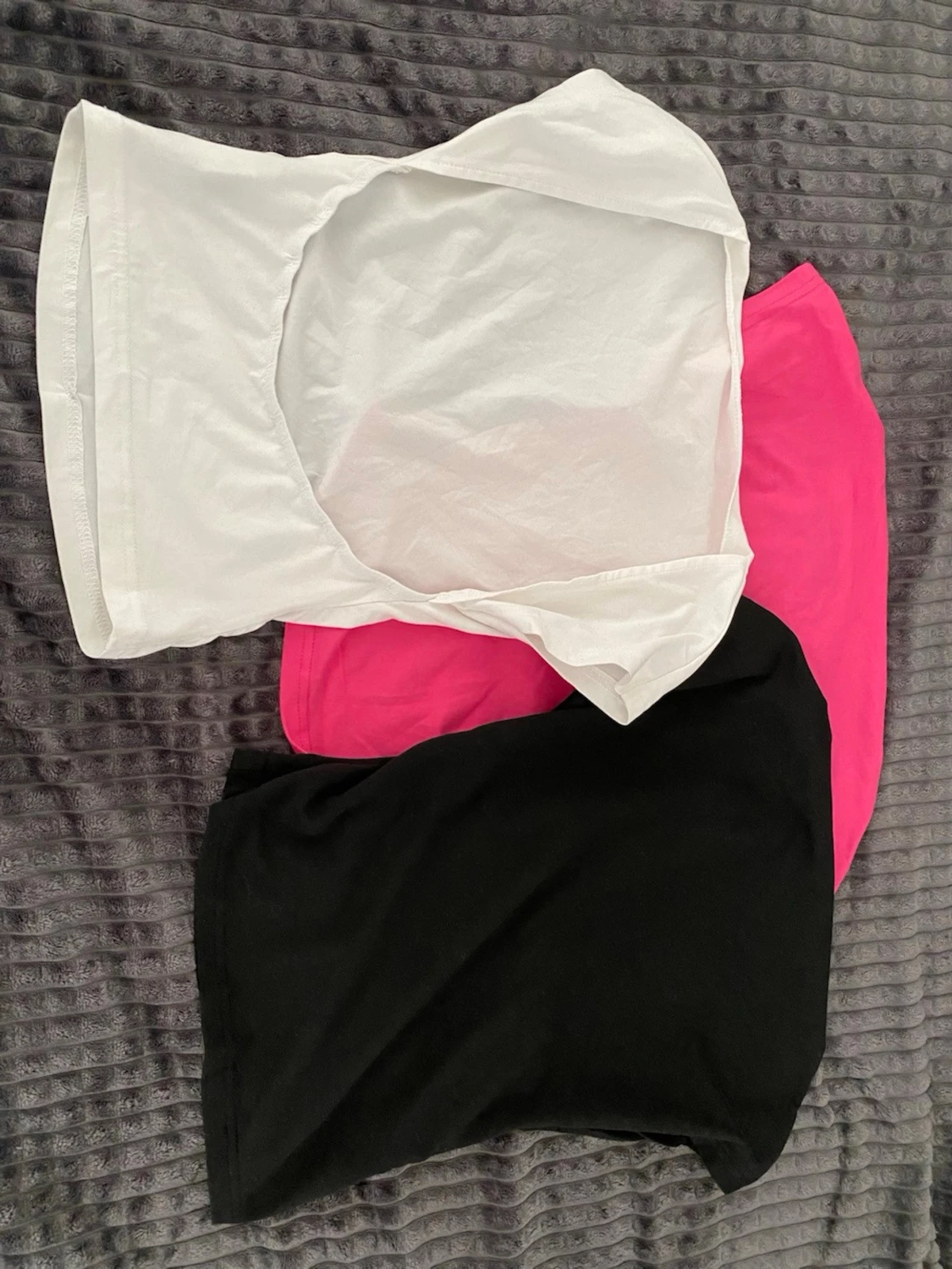 Tre basic toppar i vitt, svart och rosa