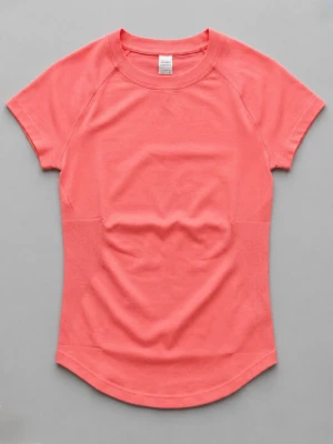 Coralfärgad tränings t-shirt - Snygg korallrosa t-shirt med rund hals och korta ärmar. Tillverkad i mjuk bomull med lätt figurnära passform och diskreta sömmar. Passar som S-M🥰