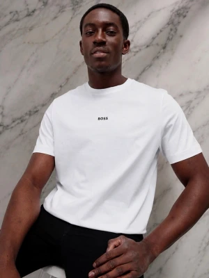 Vit t-shirt från BOSS - Klassisk vit t-shirt från BOSS med enkel svart logga på bröstet. T-shirten har rund hals och korta ärmar, perfekt för en clean och stilren look. Tillverkad i mjuk bomull för skön komfort.