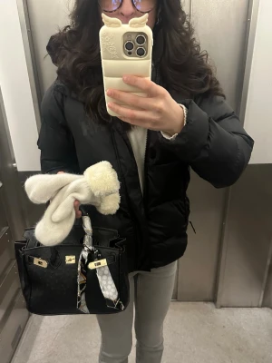 Vit stickad tröja med krage - Säljer en vit stickad tröja med breda ribbade muddar och en snygg krage. Tröjan har en avslappnad passform och v-ringad hals. Perfekt för dig som gillar en enkel men trendig stil.