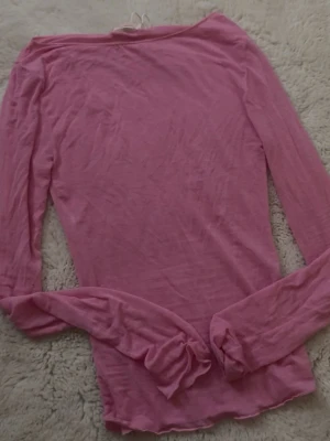 Rosa långärmad topp Gina Tricot - Säljer en ljusrosa långärmad topp från Gina Tricot. Skriv om ni undrar nått!!💘💘