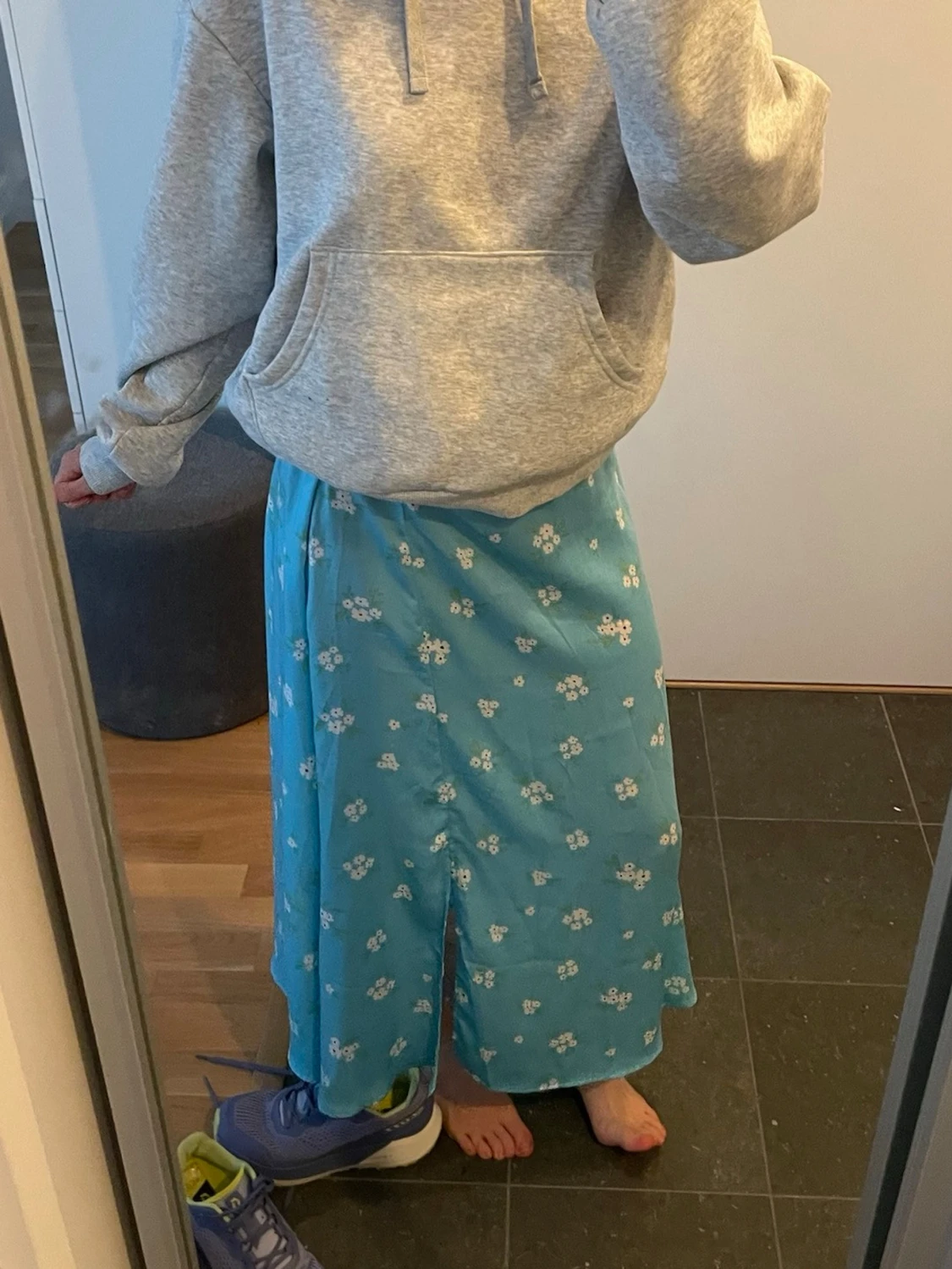 Blommig blå långkjol med slits