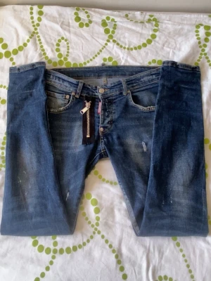Dsquared2 jeans - Blåa Dsquared2 jeans med dragkedja bredvid fickan. Kontakta vid minsta lilla!!