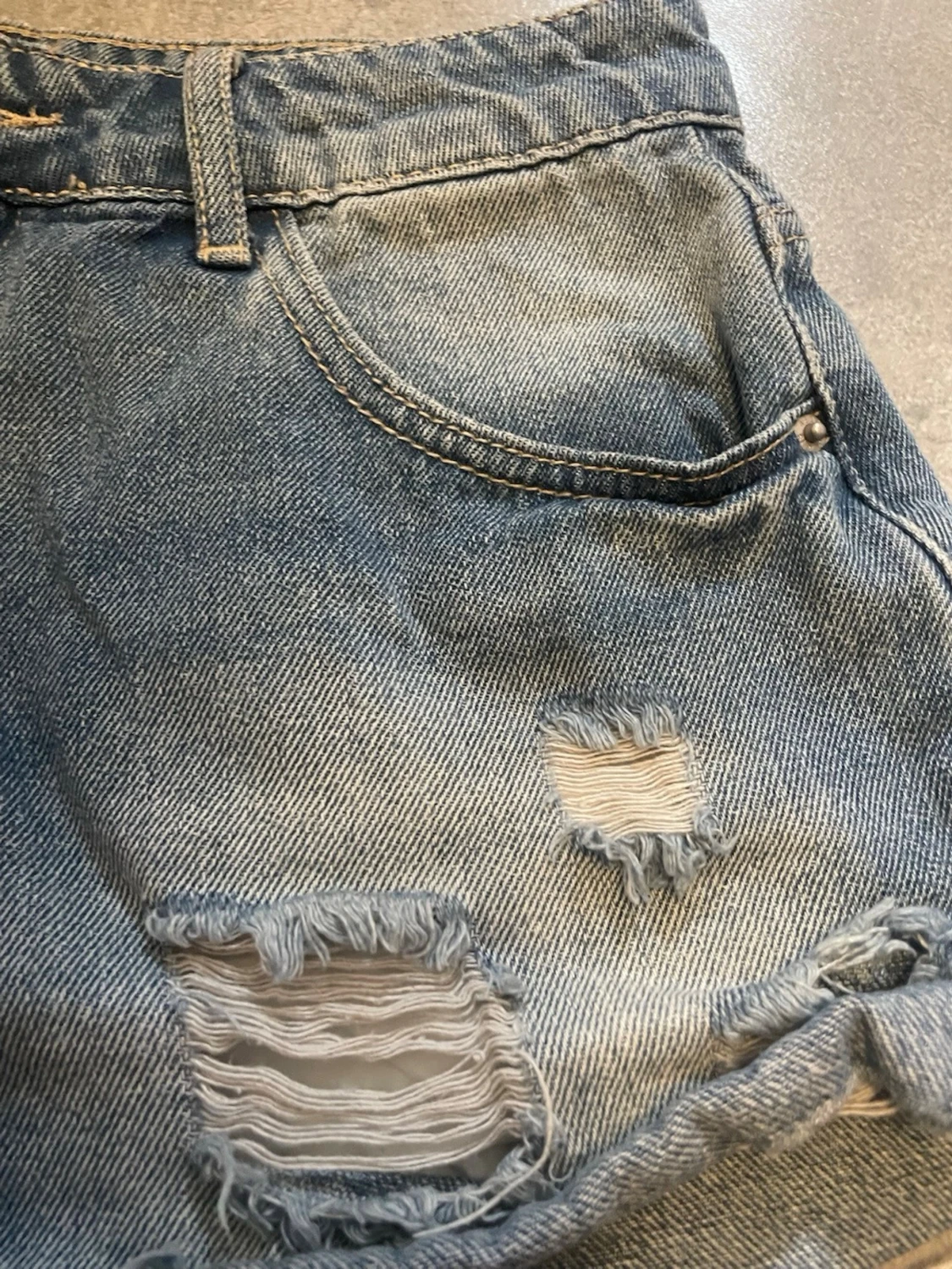 Blå slitna jeansshorts - 2