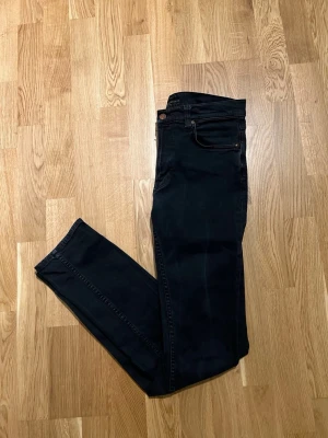 Nudie Jeans - Storlek 30/34 - Mörkblå Nudie Jeans för män. Modellen är Lean Dean, storlek W30/L34. Plagget är nyskick, inga skador/slitage. Hör av dig vid intresse/frågor. PRIS KAN DISKUTERAS!